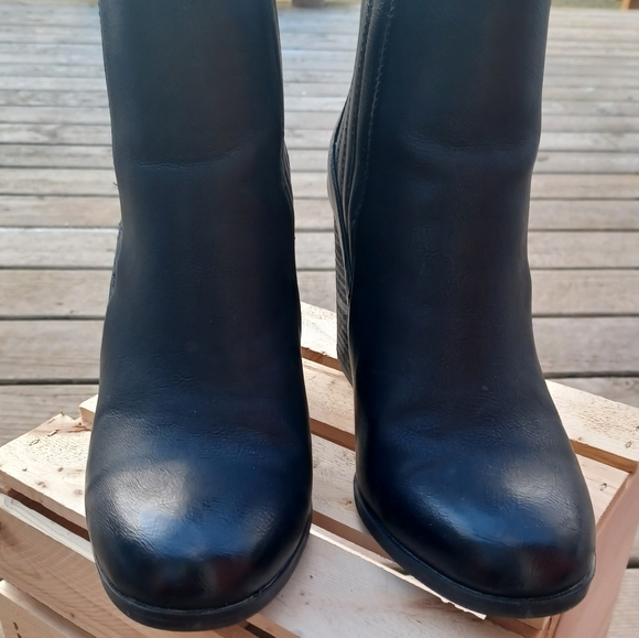 Black booties size 9 EUC - Picture 2 of 4